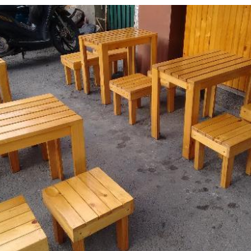 Bàn ghế gỗ đơn giản